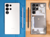 De S24 Ultra (links) vs. de S25 Ultra. (Afbeeldingsbron: PhoneRepairGuru via YouTube)