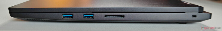 Rechts: 2x USB-A 3.2 Gen.1 (5 GBit/s), SD-kaartlezer, Kensington Nano Saver Lock