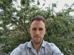 Een selfie met de camera aan de voorkant van de ThinkTab X11