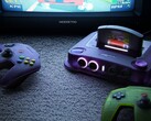 Een foto van de ModRetro M64 met zijn controllers