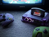 Een foto van de ModRetro M64 met zijn controllers