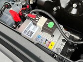 Tesla heeft vorig jaar nog de oude 12V-loodaccu's vervangen door Li-ion-accu's (afbeelding: Teslascope)