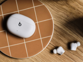 De Beats Studio Buds Plus komt in drie kleuropties, waaronder Transparant. (Beeldbron: Apple)