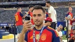 Een van de wereldkampioenen maakt gebruik van de Honors Robot Phone na zijn overwinning tijdens het WK van 2026.