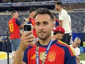 Een van de wereldkampioenen maakt gebruik van de Honors Robot Phone na zijn overwinning tijdens het WK van 2026.