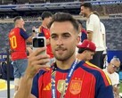 Een van de wereldkampioenen maakt gebruik van de Honors Robot Phone na zijn overwinning tijdens het WK van 2026.