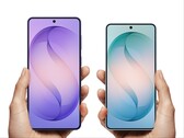 De Galaxy S27 Plus en de Galaxy S27 zullen beschikken over dezelfde selfiecamera’s als hun voorgangers die hier zijn afgebeeld.