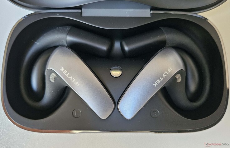 Net als veel andere Bluetooth-oordopjes worden deze AI-oordopjes rechtstreeks in hun opbergdoosje opgeladen.