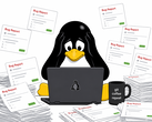 Een Tux-stijl pinguïn overweldigd door AI-gegenereerde bugrapporten die de werkruimte van een Linux-ontwikkelaar overspoelen.