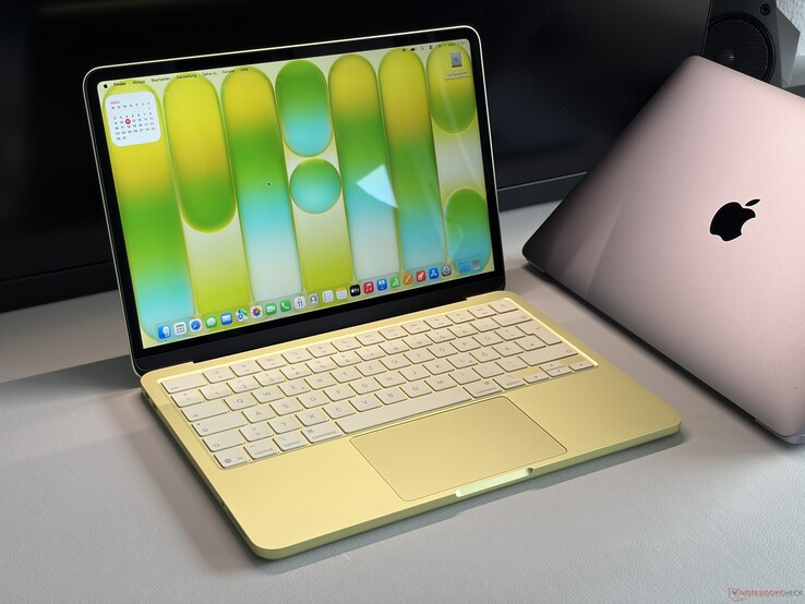Apple MacBook Neo naast de Apple MacBook Air M1