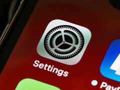 Close-up van een iPhone-scherm met het pictogram van de app Instellingen.