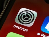 Close-up van een iPhone-scherm met het pictogram van de app Instellingen.
