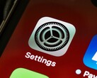 Close-up van een iPhone-scherm met het pictogram van de app Instellingen.