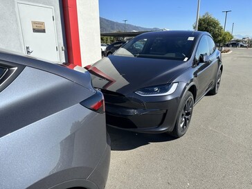 Nieuwe Stealth Grey vs Midnight Silver Tesla kleuropties