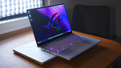 Twee van de zes SKU&#039;s van de 2024 Asus ROG Zephyrus G14 zijn nu verkrijgbaar (Afbeelding bron: NotebookcheckReviews op YouTube)