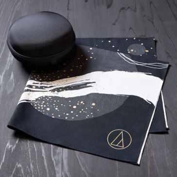 Slechts 200 willekeurig geselecteerde eigenaren van de Audio-Technica ATH-M50x ENSO hoofdtelefoon ontvangen een ENSO etui en Kyoto-geverfde furoshiki doek. (Afbeeldingsbron: Audio-Technica)