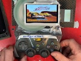 De doe-het-zelf 'Frankenstein' PlayStation 2 slanke draagbare game-handheld met een zichtbaar schijfstation