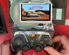 De doe-het-zelf 'Frankenstein' PlayStation 2 slanke draagbare game-handheld met een zichtbaar schijfstation