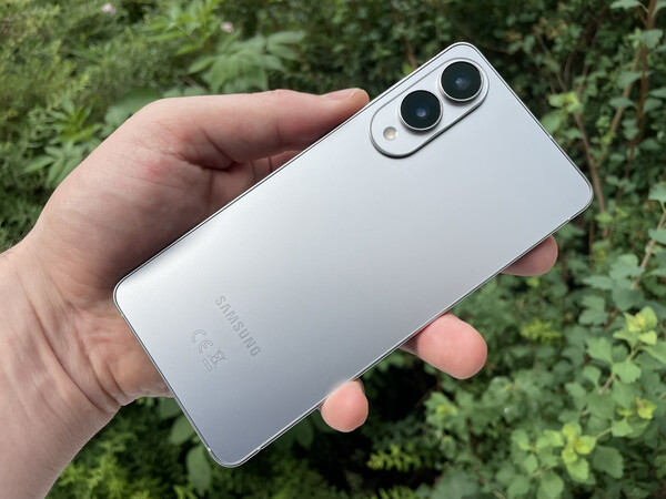 De Galaxy S25 Edge was een van de ultradunne smartphones die in 2025 werd uitgebracht.