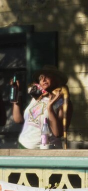 Een vrouw met een leguaan op haar schouder die zijn eigen outfit lijkt te dragen (ingezoomde screenshot uit GTA 6).