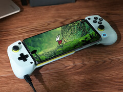 Versie 5.0 van GameHub introduceert ook prestatieverbeteringen. Afgebeeld: Hollow Knight: Silksong draait op een Android telefoon. (Afbeeldingsbron: GameSir en Steam - bewerkt)