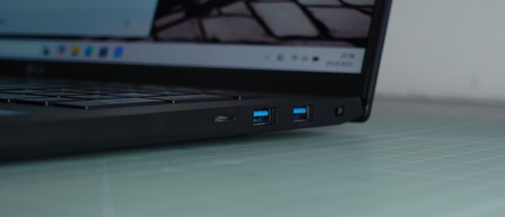 2 x USB-A 3.1, Kensington-slot