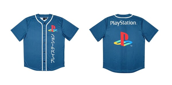Op de PlayStation-trui staat het woord PlayStation in Katakana syllabary geschreven. (Afbeeldingsbron: PlayStation)