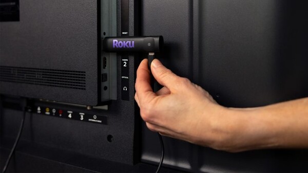 De 2025 Roku Streaming Sticks hebben een slank ontwerp en kunnen worden gevoed via de USB-poort van de TV. (Afbeeldingsbron: Roku)