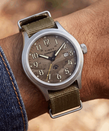 De Timex TW2Y89500 is voorzien van een bruin camouflagepatroon op de wijzerplaat