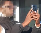 Spionnenfoto's van de vermeende Xiaomi 17 Ultra met een beschermhoesje zijn opgedoken in China, en er is ook nieuws over het wereldwijde model. (Afbeeldingsbron: Weibo, bewerkt)