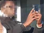 Spionnenfoto's van de vermeende Xiaomi 17 Ultra met een beschermhoesje zijn opgedoken in China, en er is ook nieuws over het wereldwijde model. (Afbeeldingsbron: Weibo, bewerkt)