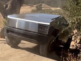 De Tesla Cybertruck maakte een hele show van het beklimmen van de helling van de Hollister Hill Stair Step tijdens een recent off-road testuitstapje. (Afbeeldingsbron: @stretch_thecj2l op Instagram)