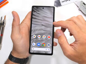 De Pixel 7a kan goed tegen krassen, branden en buigen. (Afbeelding bron: JerryRigEverything)