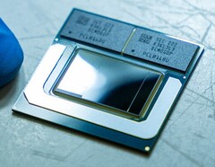 Prototype Meteor Lake chip met geïntegreerd RAM. (Afbeelding Bron: Intel)