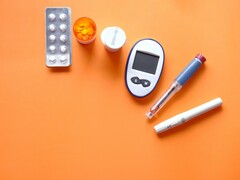 Een insulinepen diabetisch meetgereedschap en enkele medicijnen (Afbeelding bron: Towfiqu barbhuiya via Unsplash; bijgesneden)