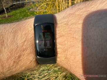 Fitbit Charge 6 in de avondzon