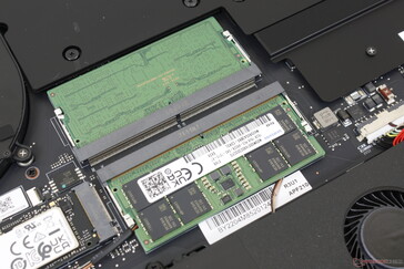 Toegankelijke 2x DDR5 SODIMM slots. We kunnen geen elektronische ruis of spoelgejank waarnemen van onze testunit