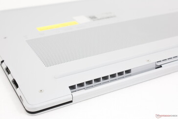 Uitlaatopeningen langs de achterkant van het chassis