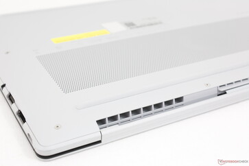 Uitlaatopeningen langs de achterkant van het chassis