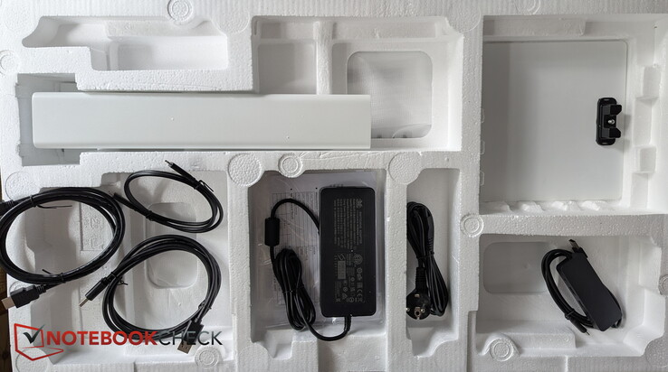 Kabels (HDMI, DP, USB-C), netadapter, standaard en USB-hub
