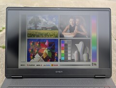 Uitgewassen kleuren buiten bij heldere bewolking