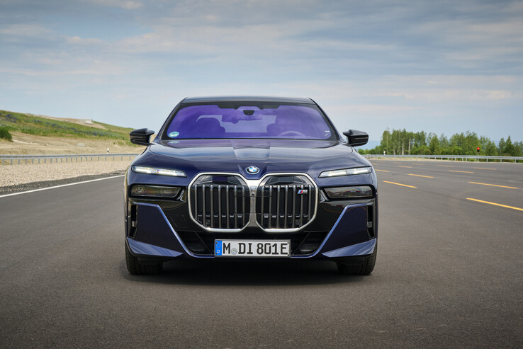 De vooraan gemonteerde LiDAR-sensoren onderbreken de grille om Personal Pilot L3 mogelijk te maken in de BMW 7 Reeks van 2024. (Afbeelding bron: BMW)