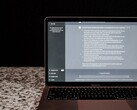 Een laptop waarop een AI-chatvenster is geopend tegen een donkere achtergrond; stockfoto die on-premises AI weergeeft, zonder gebruik te maken van de cloud.