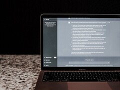 Een laptop waarop een AI-chatvenster is geopend tegen een donkere achtergrond; stockfoto die on-premises AI weergeeft, zonder gebruik te maken van de cloud.