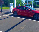 Tesla bij het nieuwe V4 Supercharger-station (Afbeelding: Alexandre Druliolle)