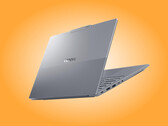 De ThinkBook 14 Gen Q8Y in de afwerking Luna Grey.