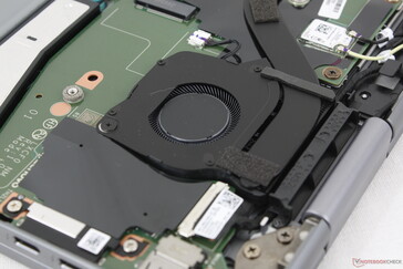 De koeloplossing bestaat uit twee ~35 mm ventilatoren en een grote koperen heat pipe ertussen