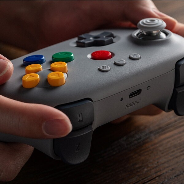 De 8BitDo 64 Bluetooth Controller in Classic Gray heeft gekleurde knoppen zoals de originele N64-controller. (Afbeeldingsbron: 8BitDo)