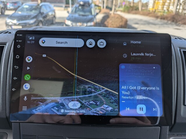 Door de verwerking buiten het apparaat werken Android Auto en Apple CarPlay goed, maar al het andere op het systeem is pijnlijk traag.