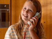 De draadloze telefoon Waffle Home voor kinderen staat alleen oproepen toe van aangewezen veilige contactpersonen.